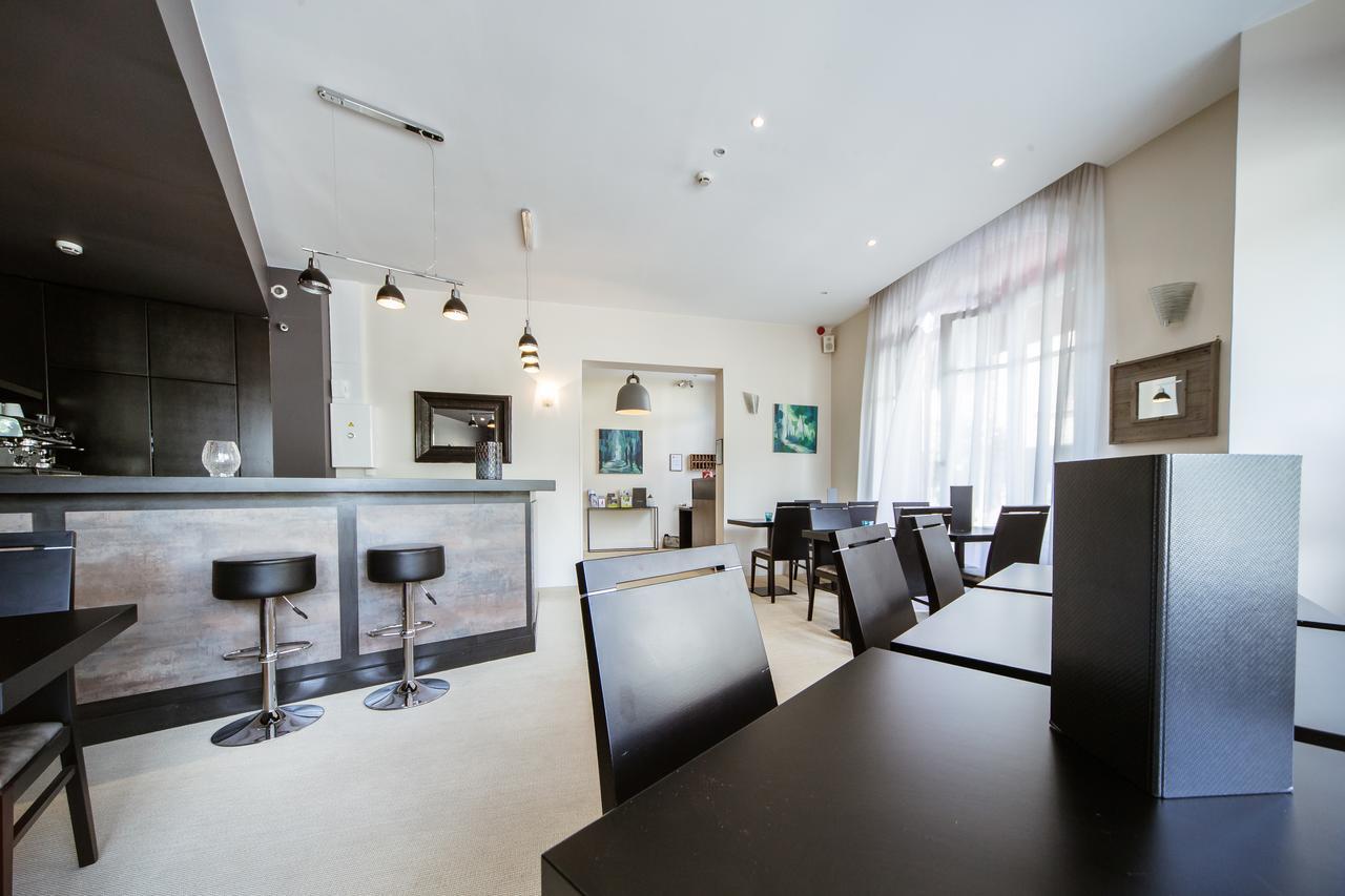 Logis Hotel - Le Petit Bellon サンリス エクステリア 写真