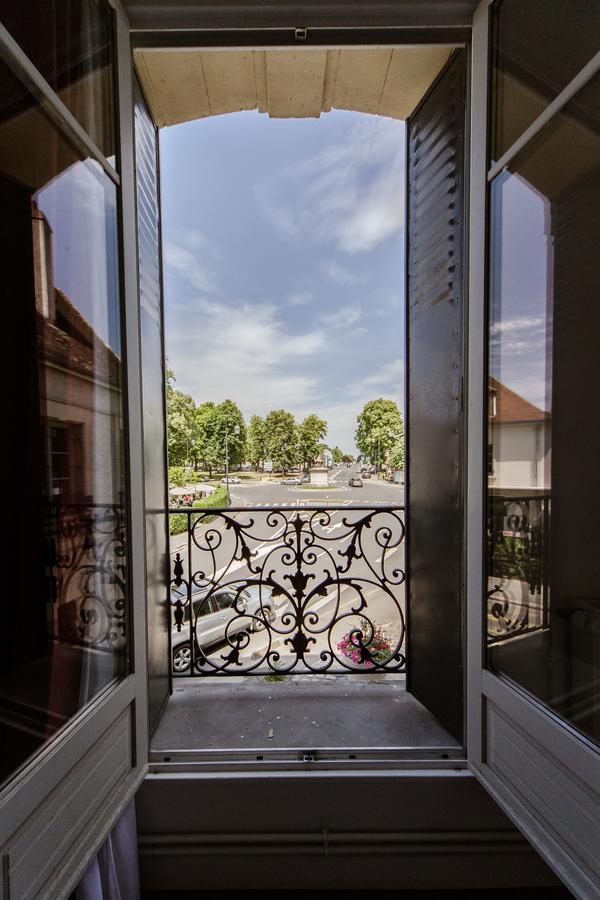 Logis Hotel - Le Petit Bellon サンリス エクステリア 写真
